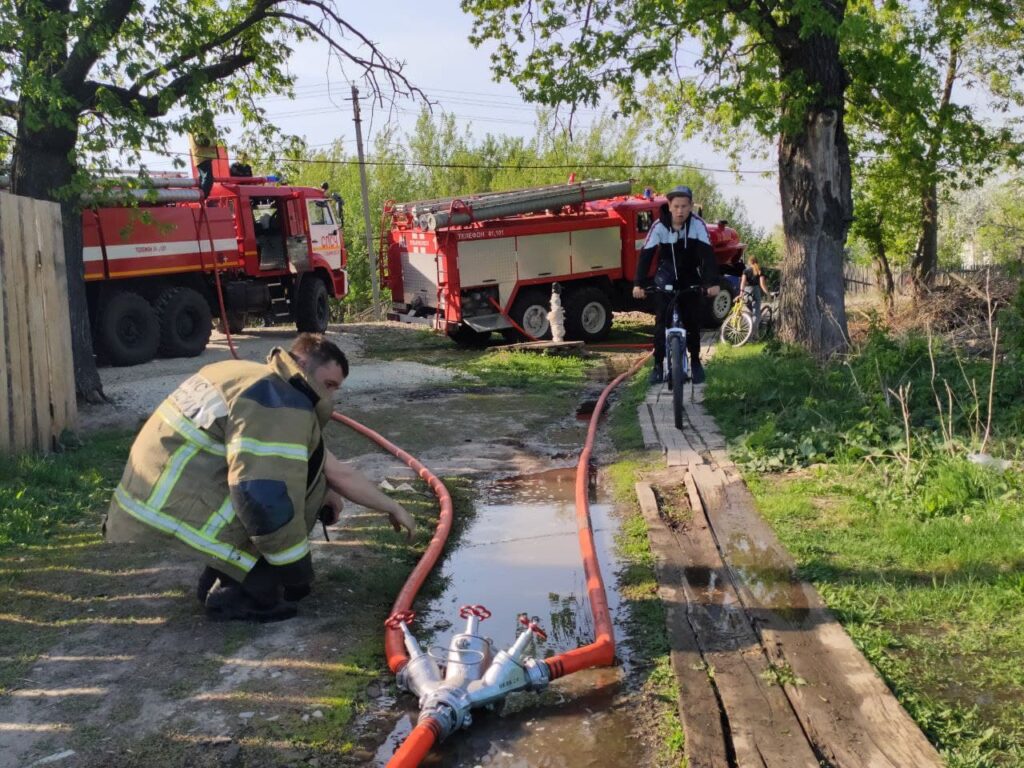 Сильный пожар в Майне: горят Лесокомбинат и жилые дома. Фото и видео  Улпресса - все новости Ульяновска