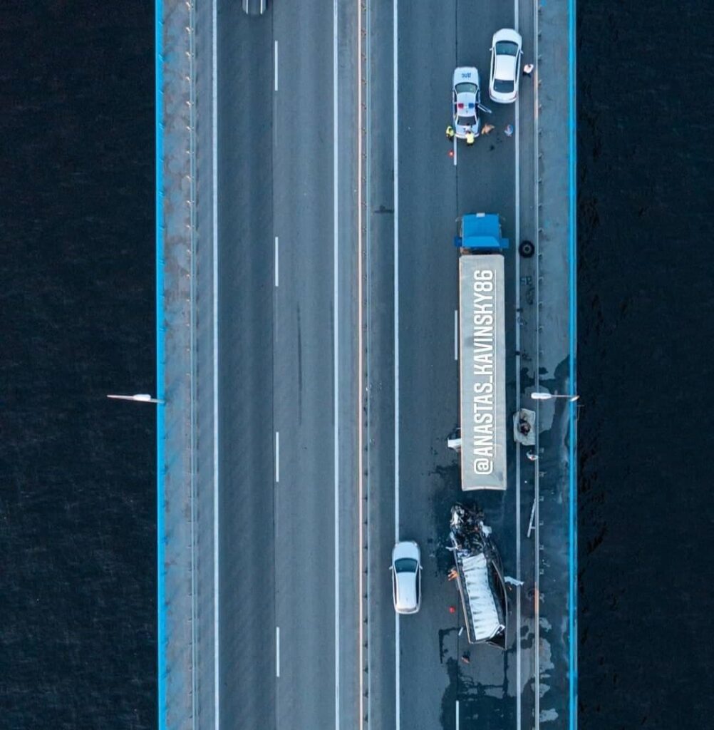 На Президентском мосту ГАЗель влетела под стоящую фуру: водитель погиб.  Фото и видео Улпресса - все новости Ульяновска