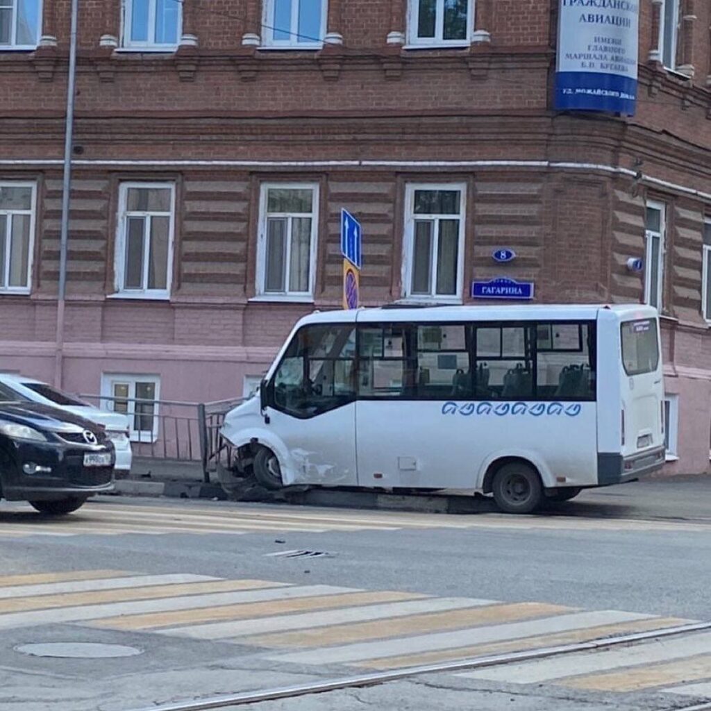 На перекрестке улиц Гагарина и Можайского столкнулись Hyundai и маршрутка:  есть пострадавшие. Фото и видео Улпресса - все новости Ульяновска