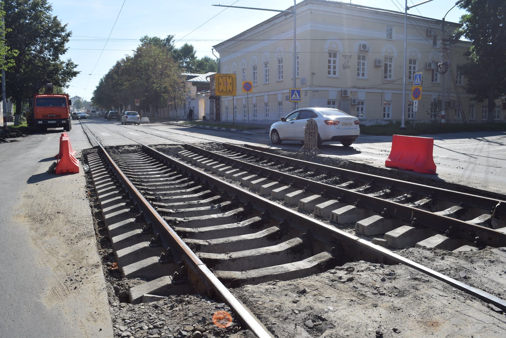 Реконструкция трамвая. Трамвай Ульяновск ремонтный. Трамвайные рельсы. Рельсы трамвая.