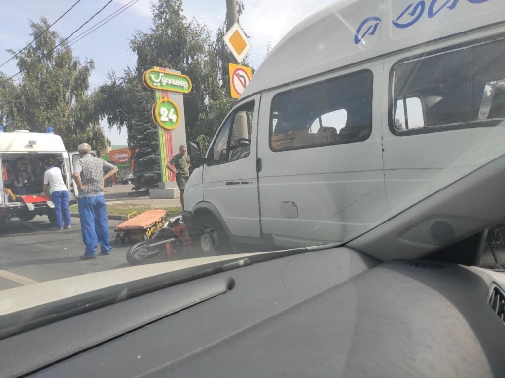 На Кирова столкнулись ГАЗель, Фольксваген и мотоцикл: фото и видео Улпресса  - все новости Ульяновска