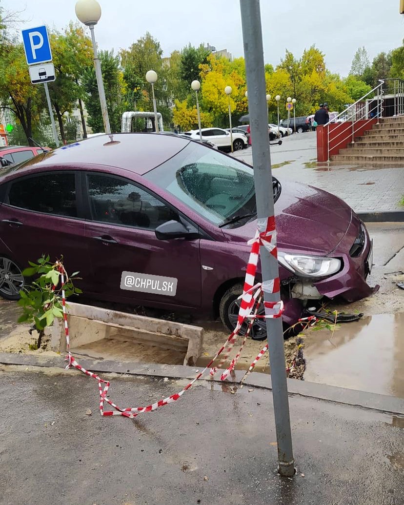 На Рябикова у “Альянса” в дорожную яму провалились два автомобиля: фото  Улпресса - все новости Ульяновска