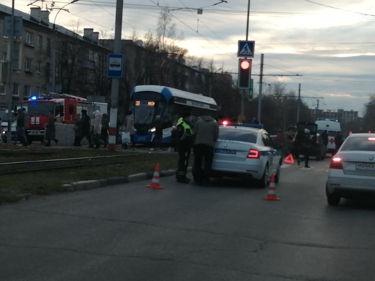 Сбил пешехода на красный свет. Авария в Ульяновске на улице Рябикова .. Сбили женщину на октябре. 29 Сентября Ульяновск сбили женщину.