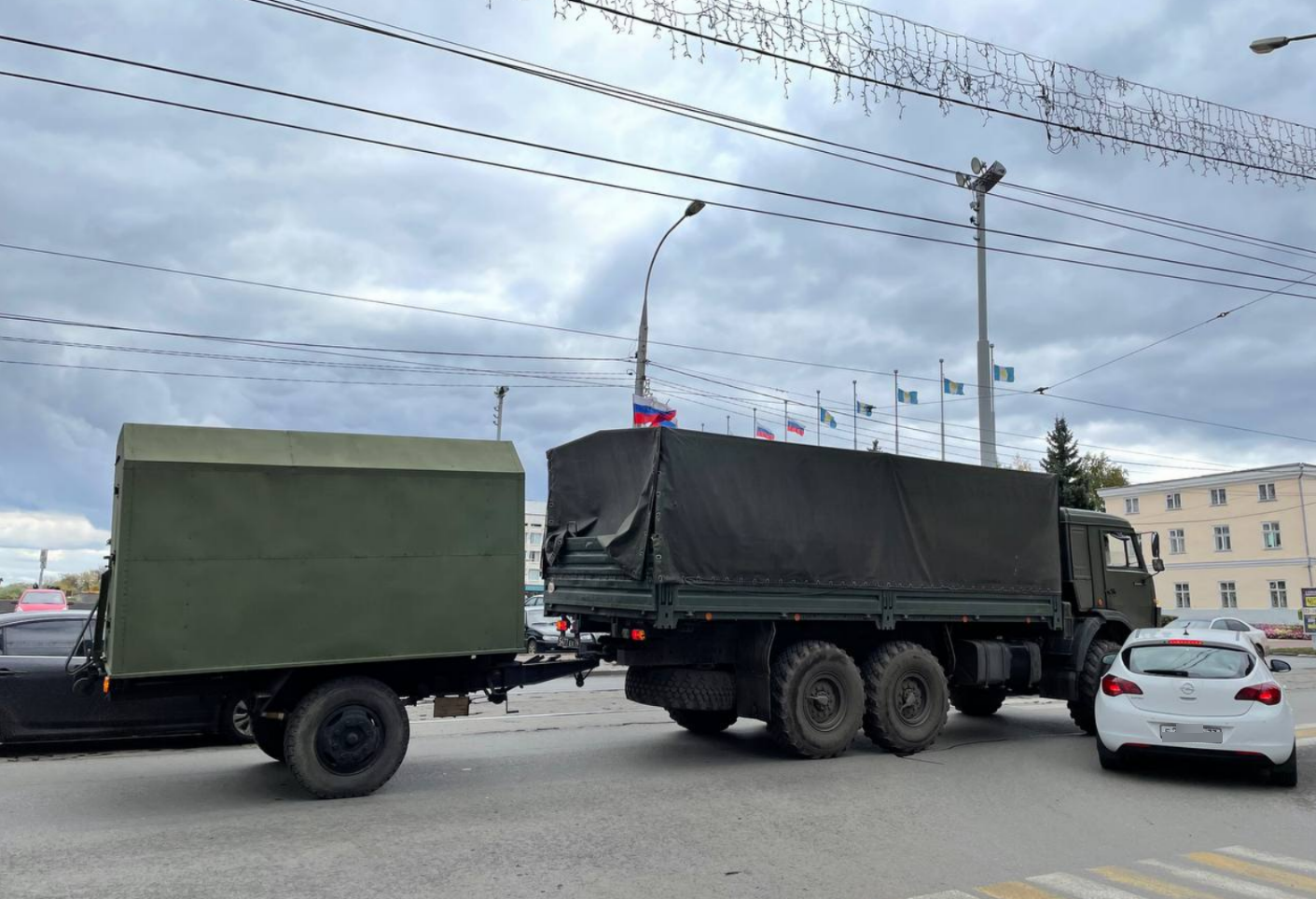 Девушка за рулем Опеля заехала под военный КамАЗ с прицепом на Спасской:  фото Улпресса - все новости Ульяновска