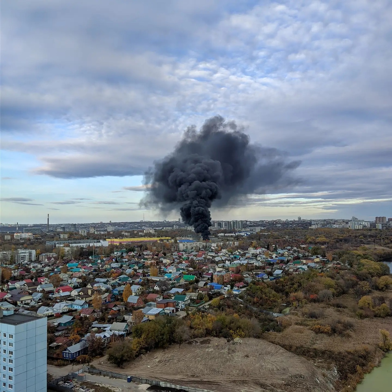 Что горит в октябрьском районе сейчас. В Ленинаване сгорел склад. Пожары которые были в Усолье нынче покажи фото.