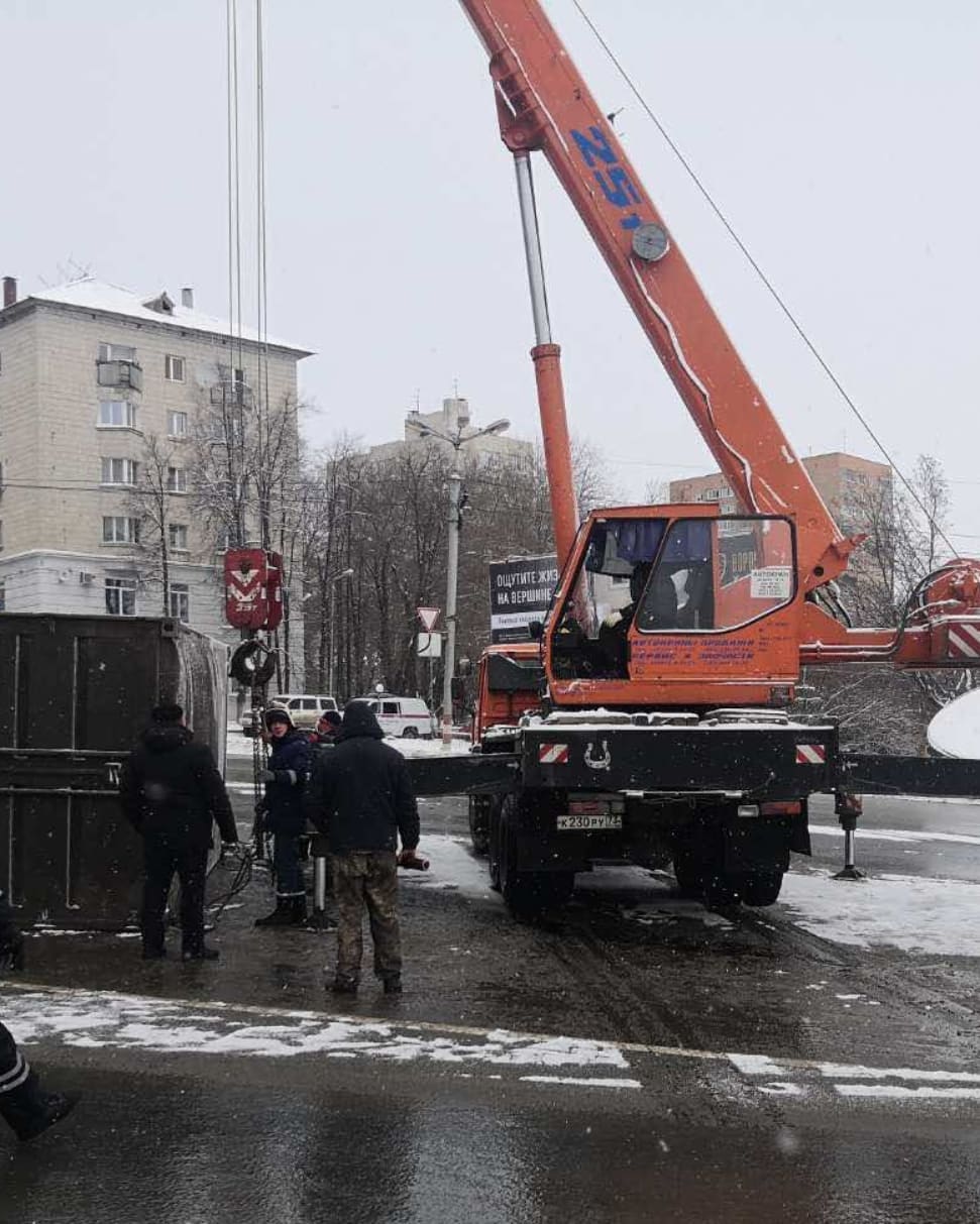 Пробило колесо: подробности ДТП с перевернутым грузовиком в центре  Ульяновска. Фото Улпресса - все новости Ульяновска