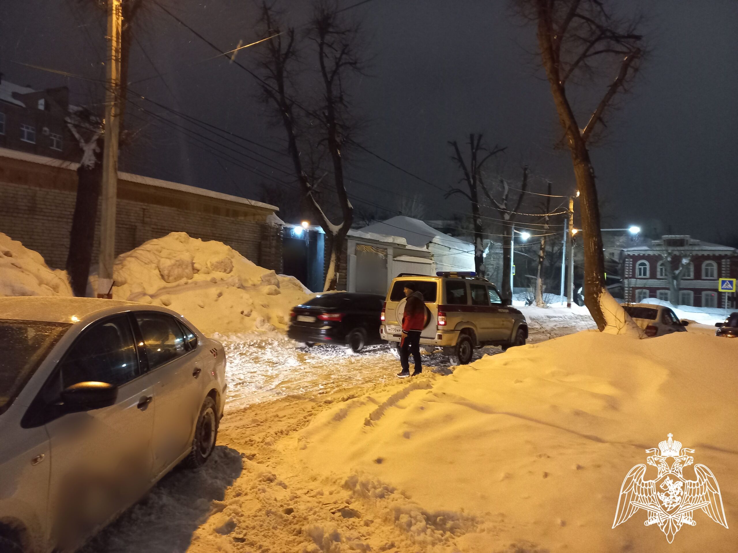 Росгвардейцы помогли вытащить автомобиль ульяновца из сугроба Улпресса -  все новости Ульяновска