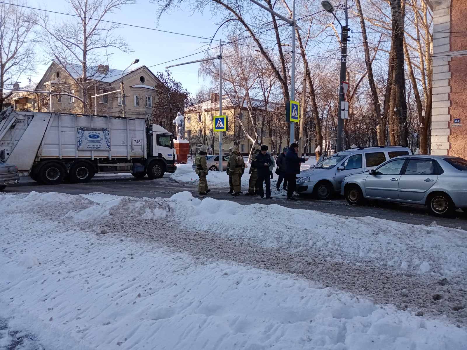 Водитель ВАЗа врезался в мусоровоз на Ефремова: один человек пострадал.  Фото Улпресса - все новости Ульяновска