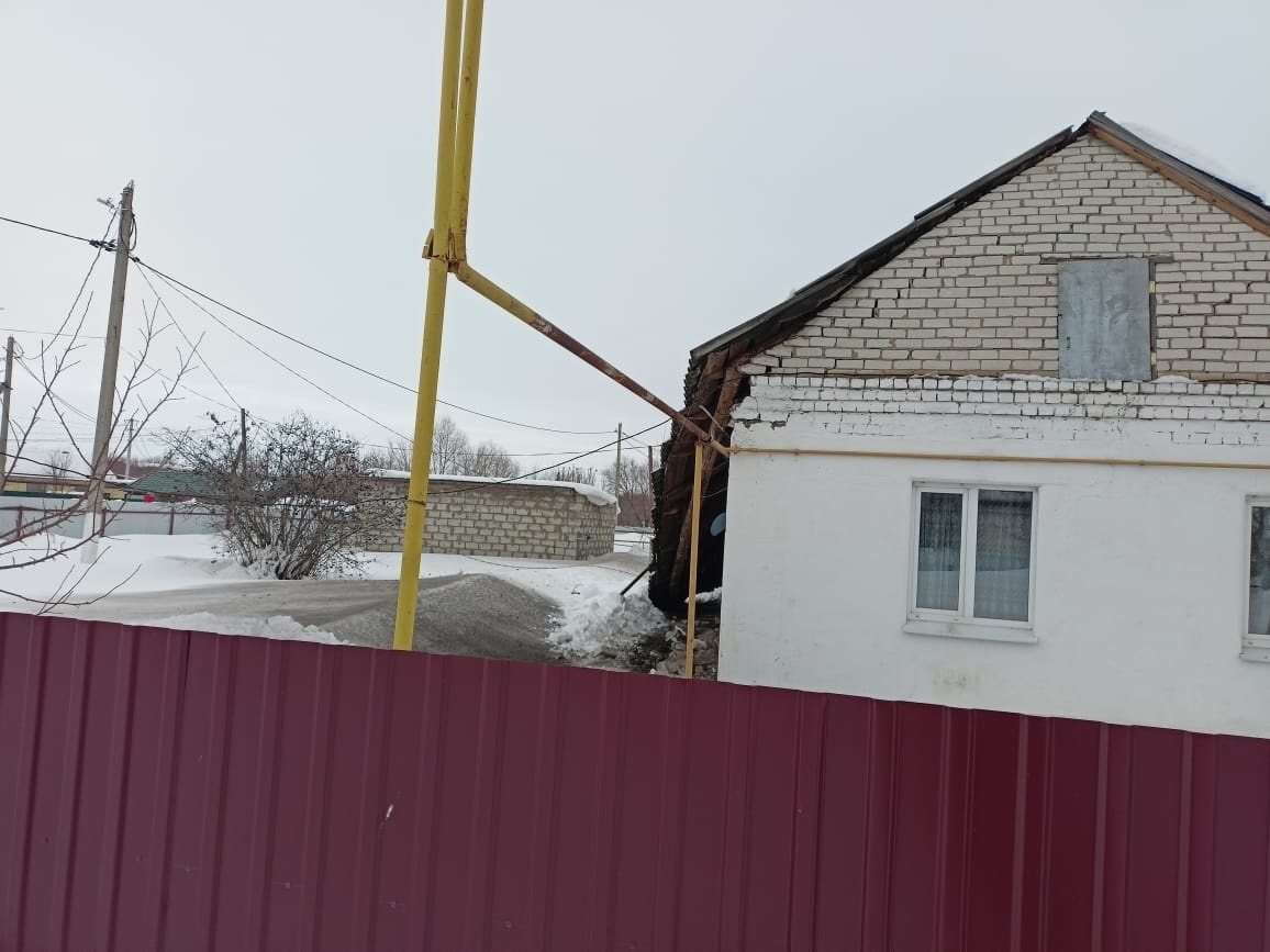 В Новой Малыкле из-за снега обрушилась крыша жилого дома: фото Улпресса -  все новости Ульяновска