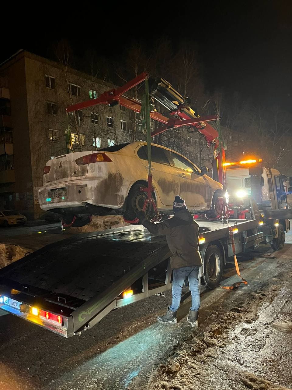 За ночь с улиц Ульяновска эвакуировали три автомобиля, припаркованные с  нарушением ПДД: фото Улпресса - все новости Ульяновска