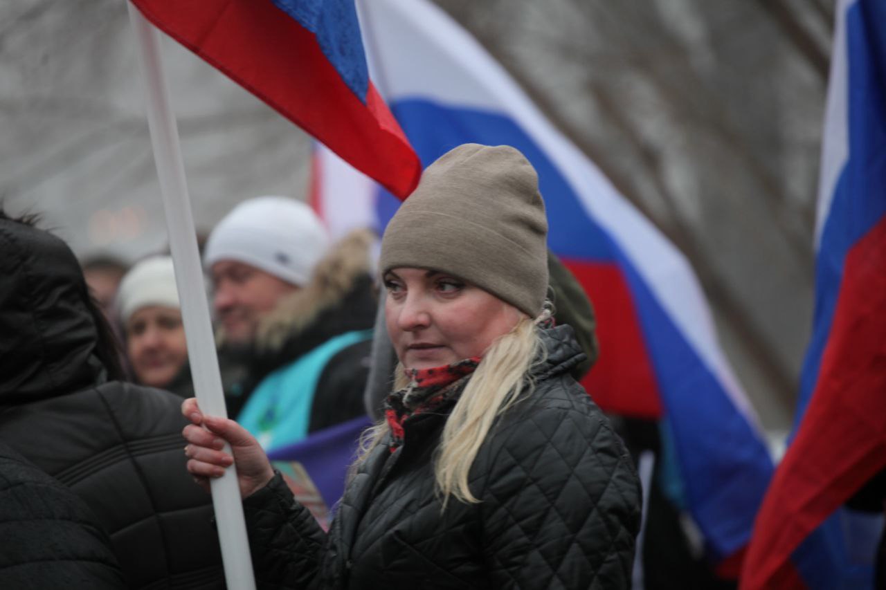 Народ освобожден но счастлив. Za наших митингов. Митинг нейтральное фото. Фото в поддержку наших солдат. Поддержим наших солдат.