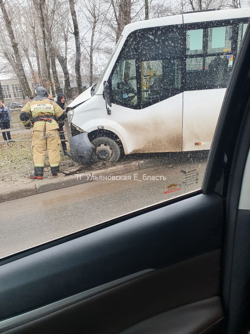 Маршрутка снесла пешеходное ограждение на Локомотивной около остановки  “Школа”: фото Улпресса - все новости Ульяновска