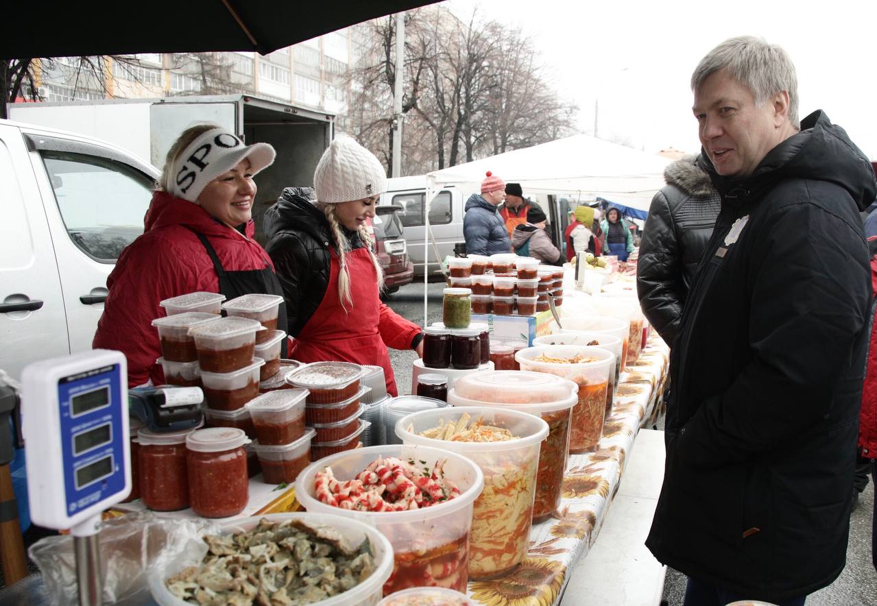 Главные новости ульяновска. Ярмарка на Минаева Ульяновск. Продавец на Ярмарке. Городская ярмарка. Ярмарка на улице Минаева.