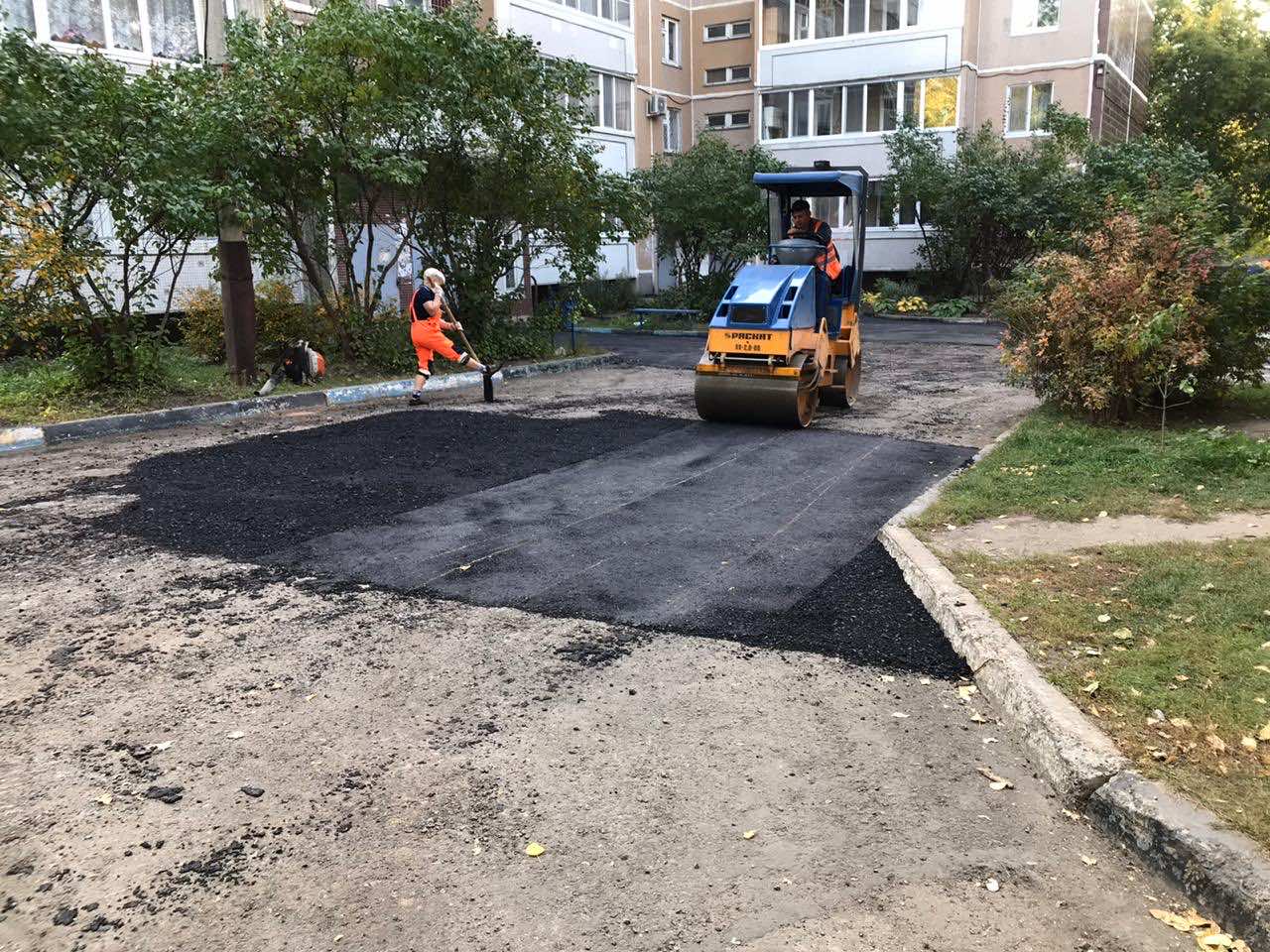 Ремонт дворов. Благоустройство двора. Асфальт в городе. Современное благоустройство дворов. Асфальт во дворе.