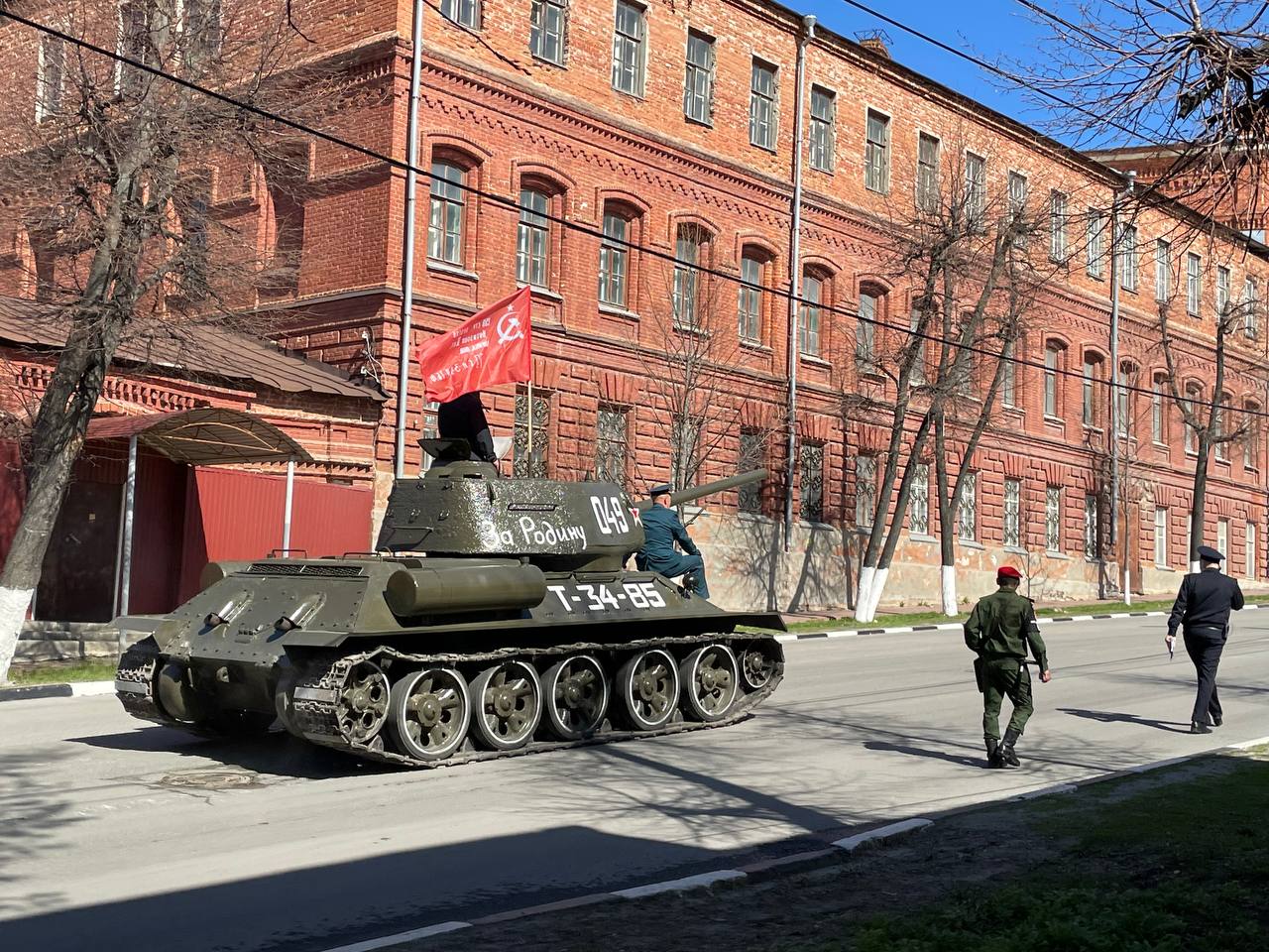День победы танкист. Т-34-85 на параде Победы. Т 34 на параде. 9 Мая танк. Т 34 9 мая.