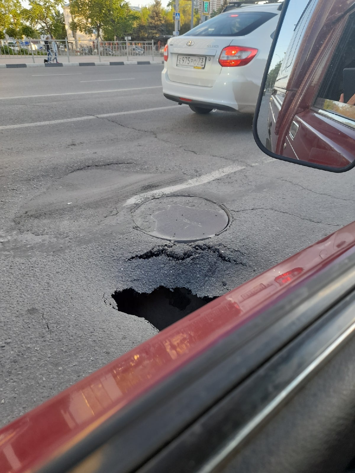 Вниманию водителей. На Минаева провал, закрыта одна полоса: фото Улпресса -  все новости Ульяновска