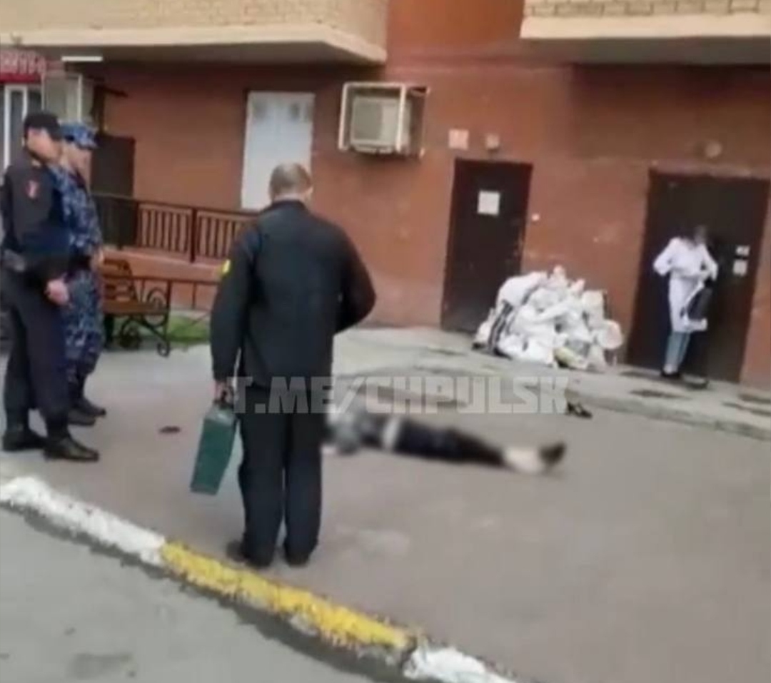В центре Екатеринбурга женщина выпала из окна. Фото