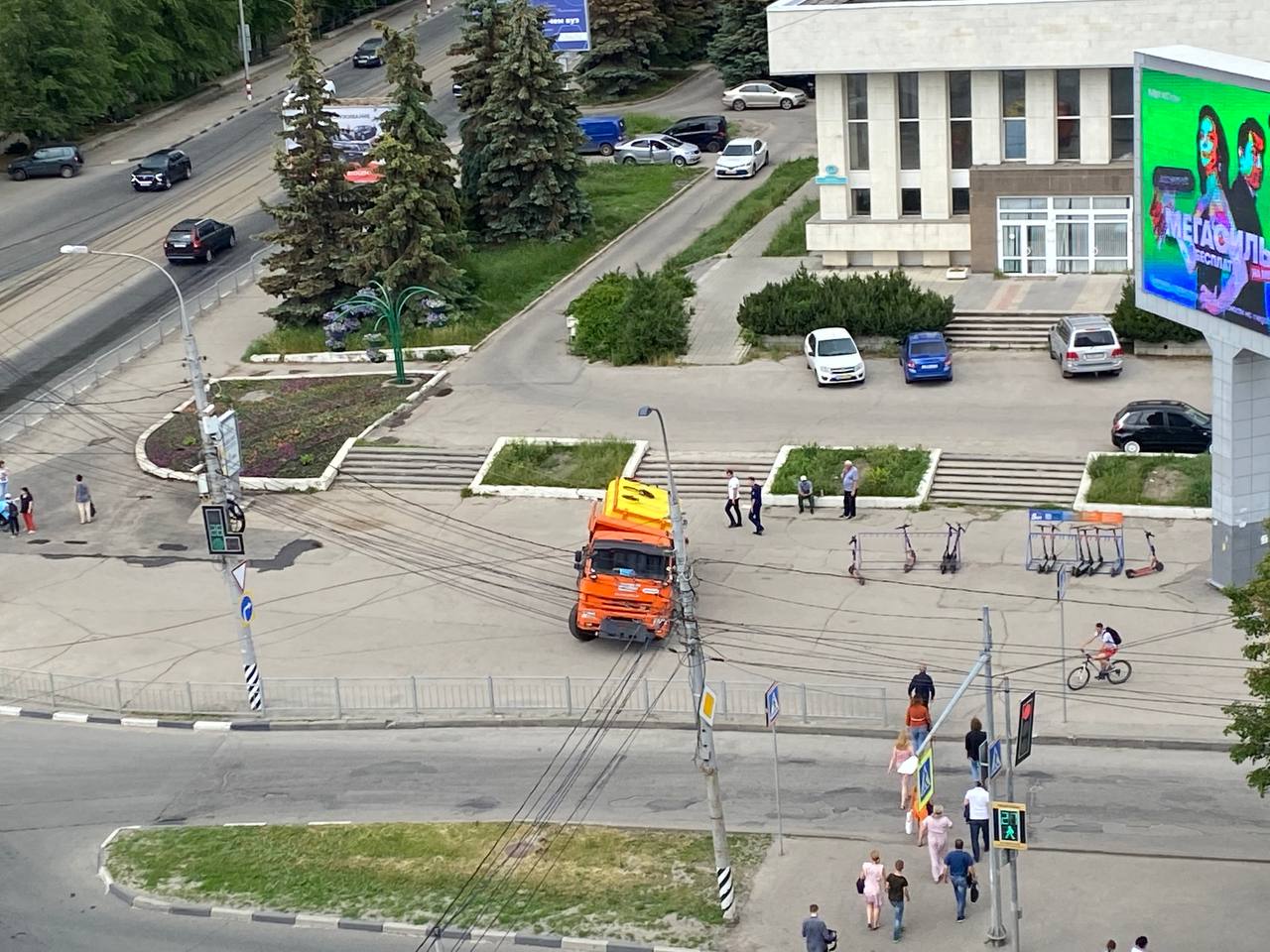 Поливальная машина провалилась под асфальт у Дома техники на Минаева: фото  Улпресса - все новости Ульяновска