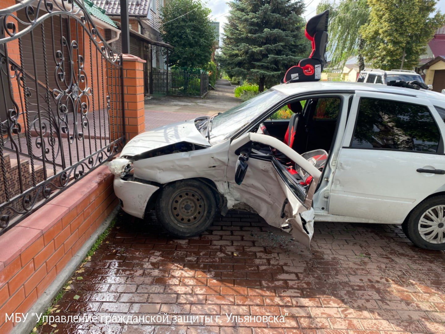 ВАЗ врезался в забор после столкновения с Фордом: пострадавшую  деблокировали спасатели. Фото Улпресса - все новости Ульяновска