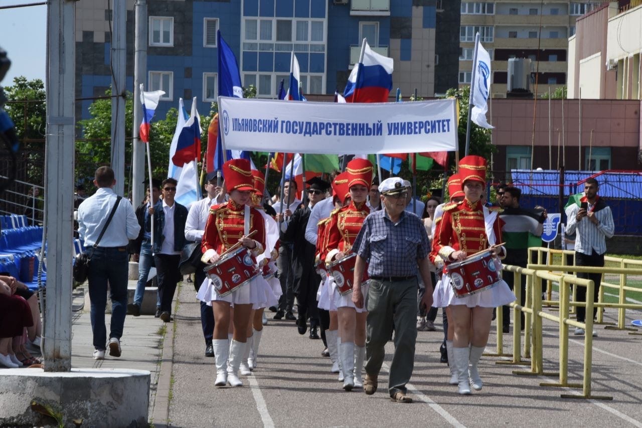 По центральным улицам Ульяновска прошел парад выпускников: фото и видео  Улпресса - все новости Ульяновска