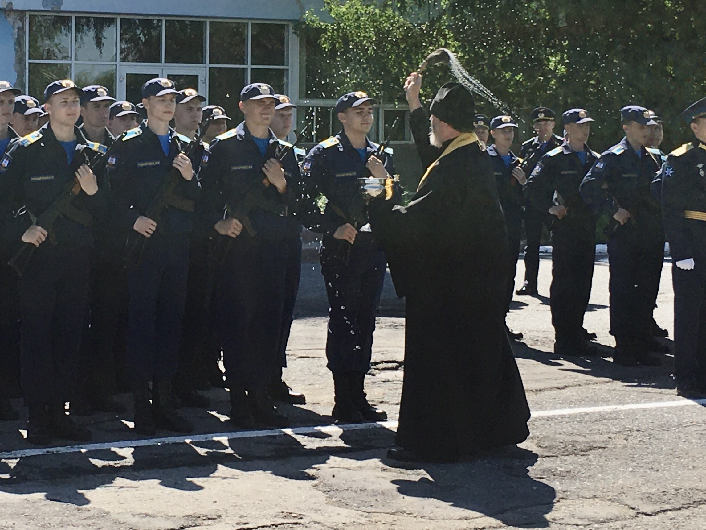 Священник окропил святой водой курсантов военного учебного центра УИГА  Улпресса - все новости Ульяновска