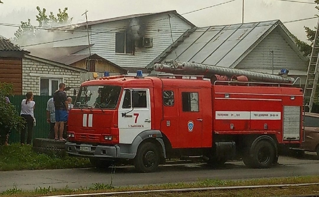 Пожар в районе ульяновск. Пожар в Ульяновске. Пожар в Ульяновске за последние сутки. Пожарник возле пожарной машины.