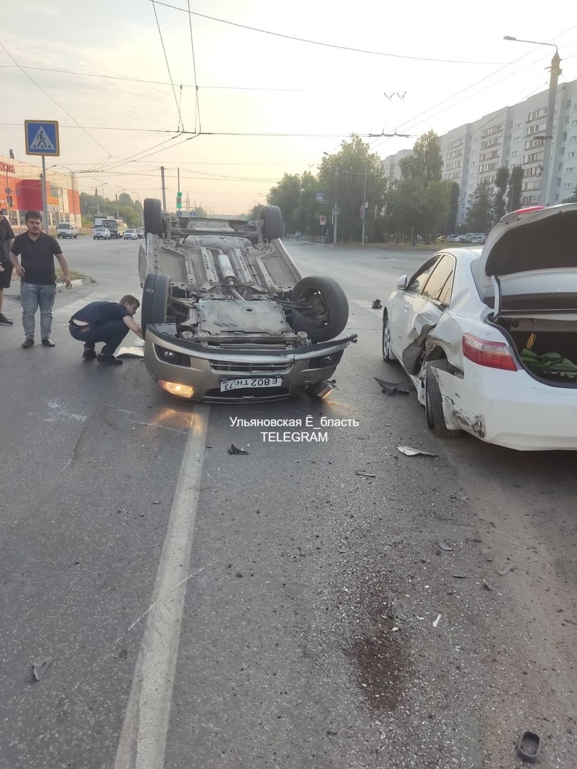 В Заволжском районе перевернулся легковой автомобиль: фото Улпресса - все  новости Ульяновска