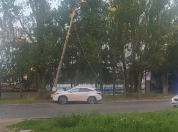 В Димитровграде охранник на Лексусе протаранил фонарный столб фото   Улпресса  все новости Ульяновска