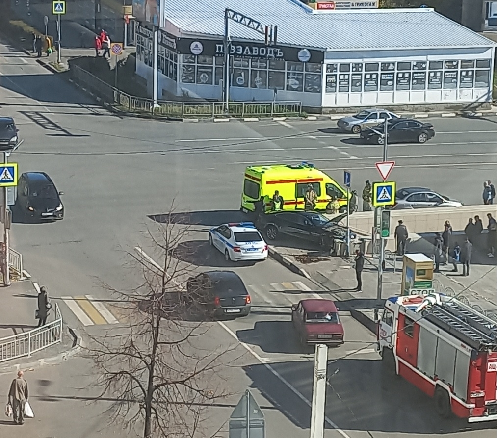 В Заволжье водитель Мазды сбил женщину на лестнице подземного перехода:  фото и видео Улпресса - все новости Ульяновска