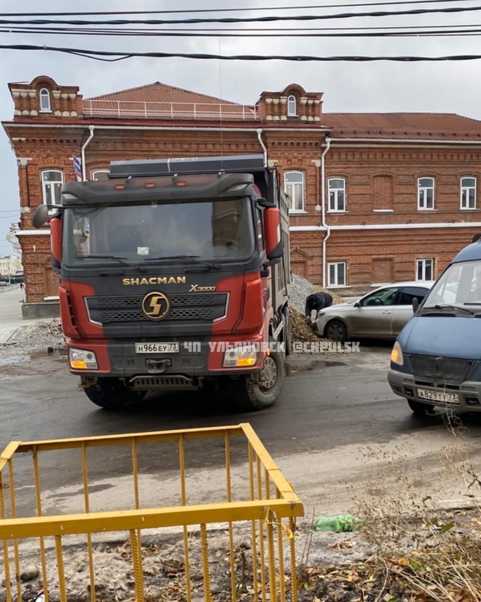 На Федерации грузовик разгрузил щебень на припаркованный Volkswagen: фото  Улпресса - все новости Ульяновска