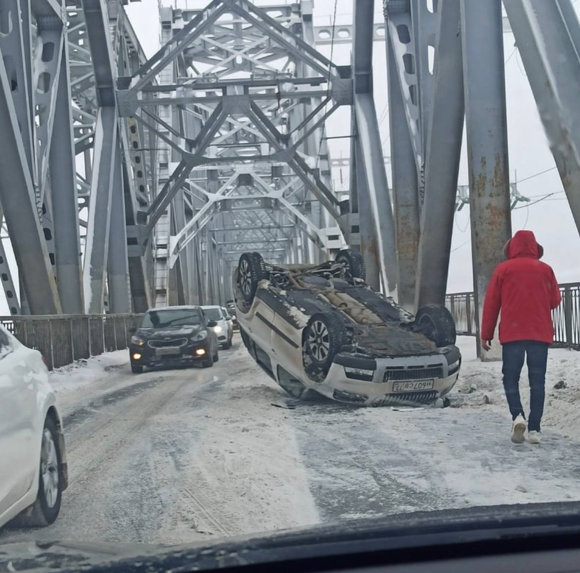 В ГИБДД рассказали, как водитель Skoda перевернулся на Императорском мосту:  фото Улпресса - все новости Ульяновска