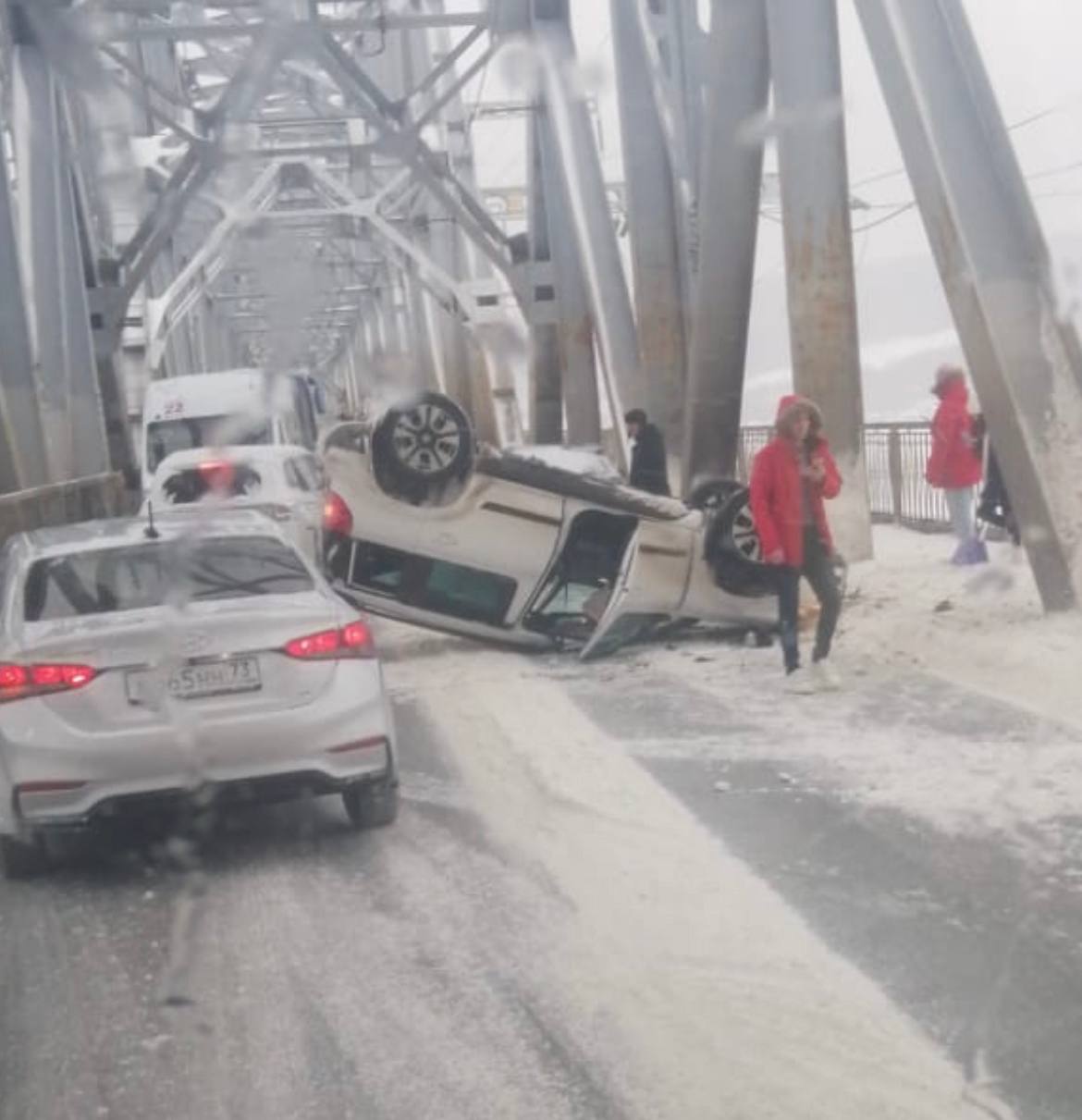 В ГИБДД рассказали, как водитель Skoda перевернулся на Императорском мосту:  фото Улпресса - все новости Ульяновска