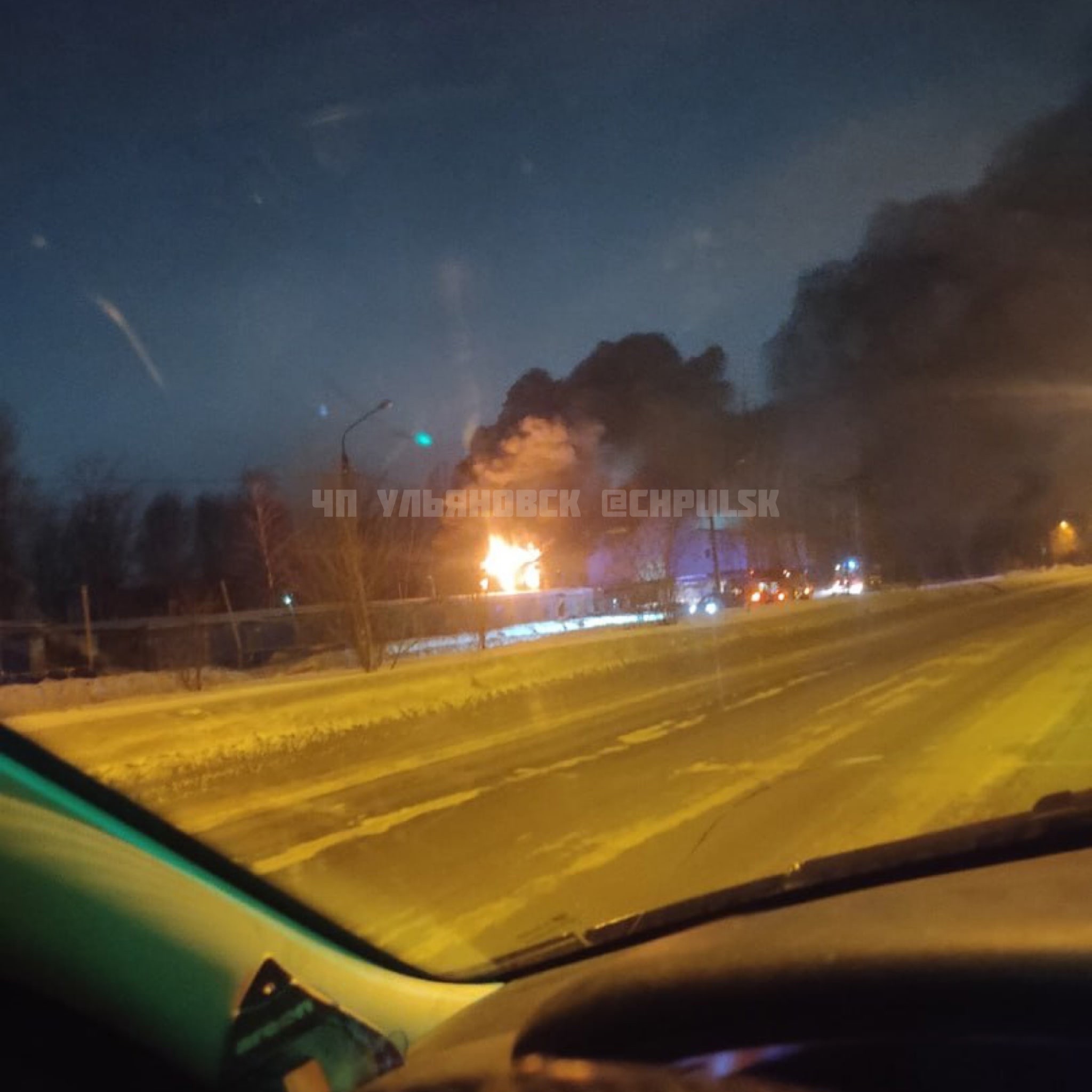Ночью в Новом городе сгорел производственный цех: видео Улпресса - все ...
