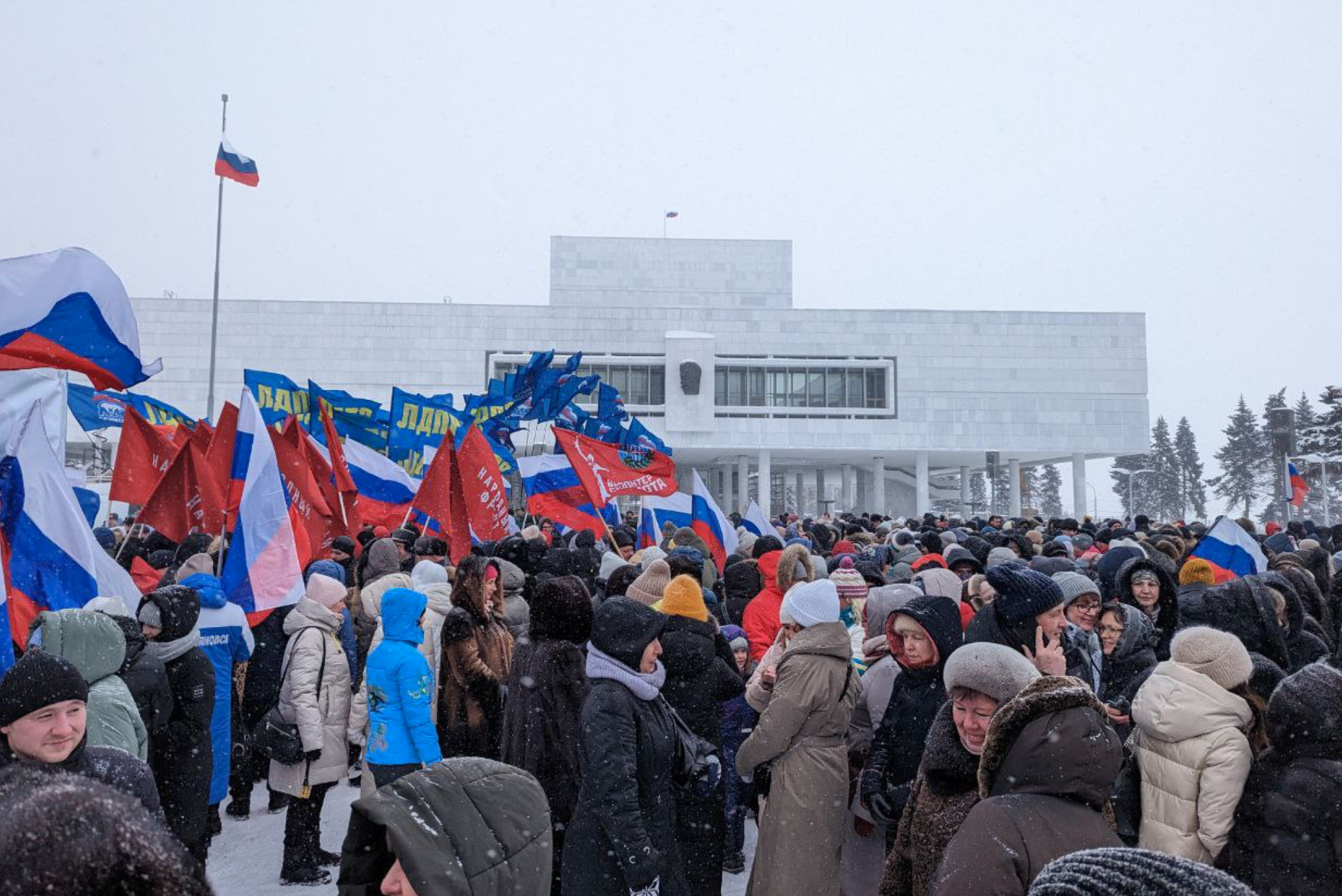 Метель, триколор, УАЗы: в Ульяновске провели митинг-концерт в честь Дня  защитников Отечества Улпресса - все новости Ульяновска