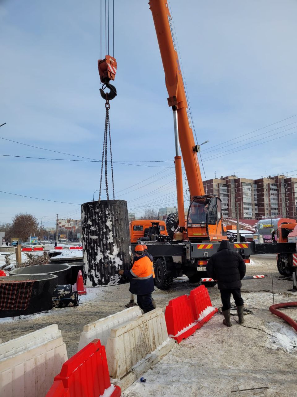 Работам все еще мешают грунтовые воды. “Ульяновскводоканал” продолжает  ремонт коллектора на Рябикова: фото Улпресса - все новости Ульяновска