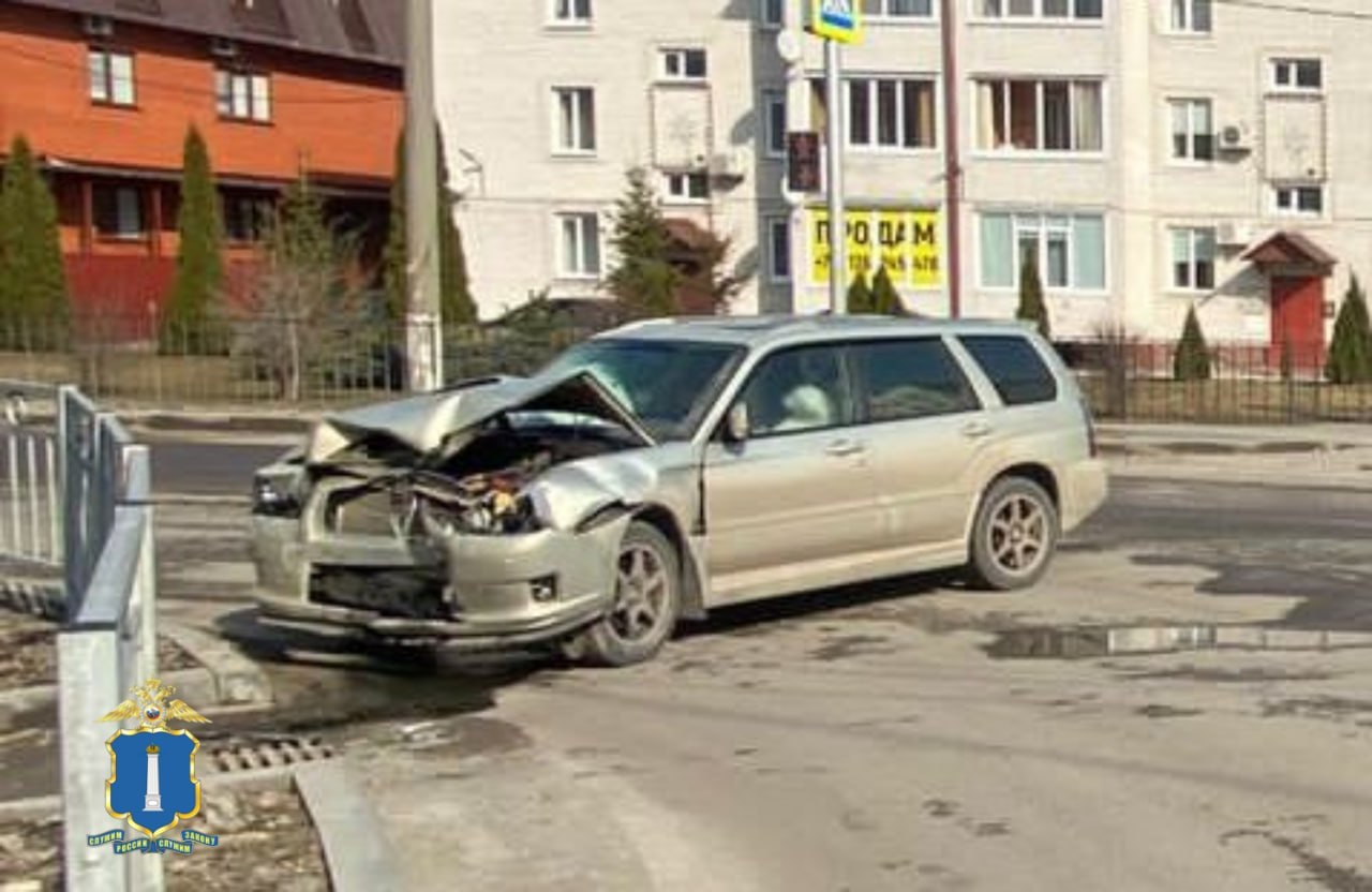 На Кольцевой водитель Субару въехал во встречный ВАЗ: есть пострадавший.  Фото Улпресса - все новости Ульяновска