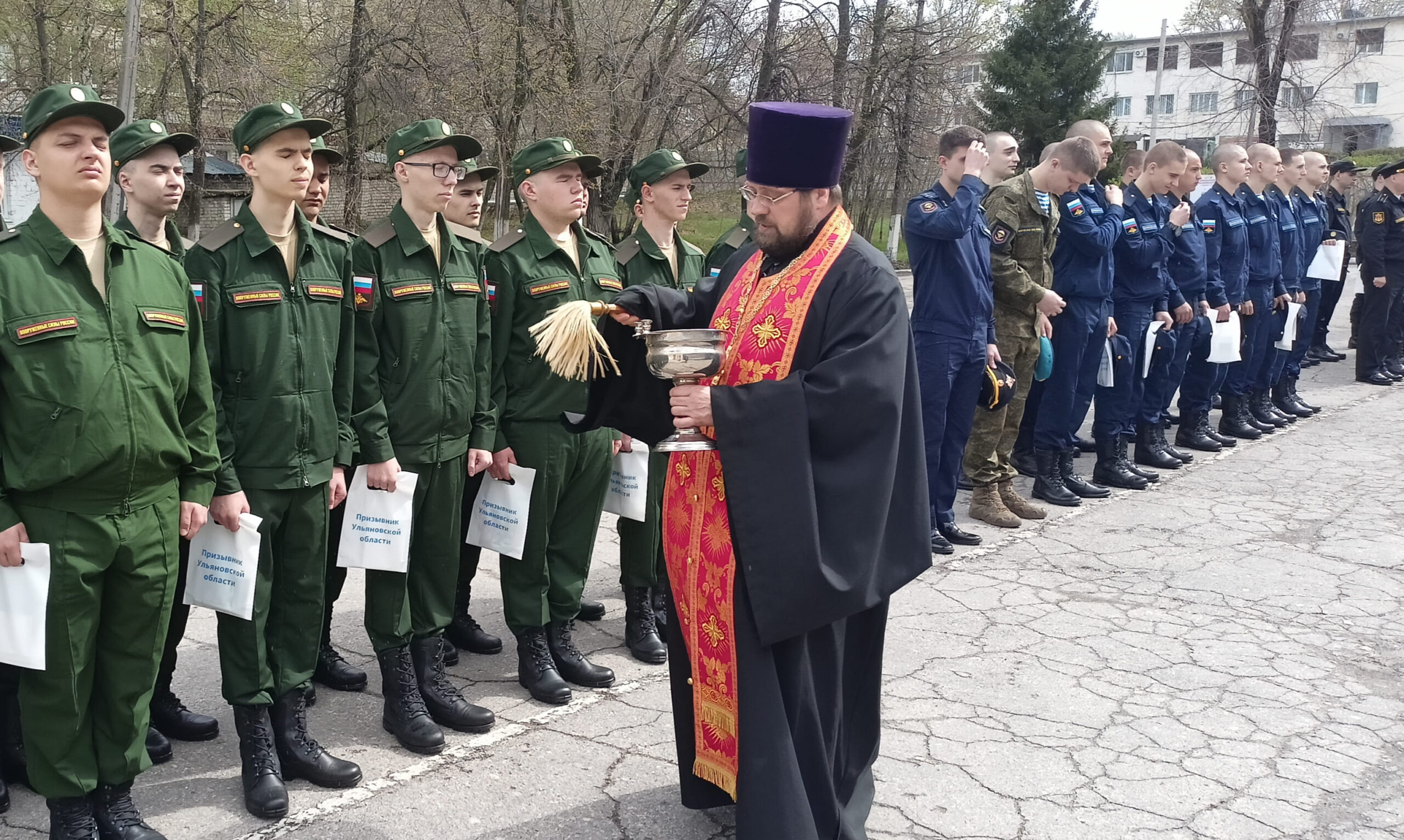 Ульяновских призывников окропили святой водой перед отправкой на службу  Улпресса - все новости Ульяновска