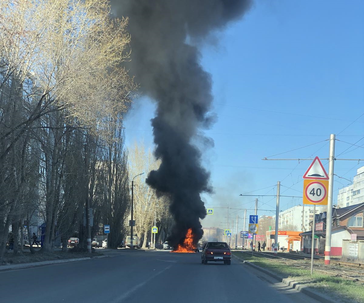 На Рябикова после ДТП загорелись два автомобиля: фото и видео Улпресса -  все новости Ульяновска