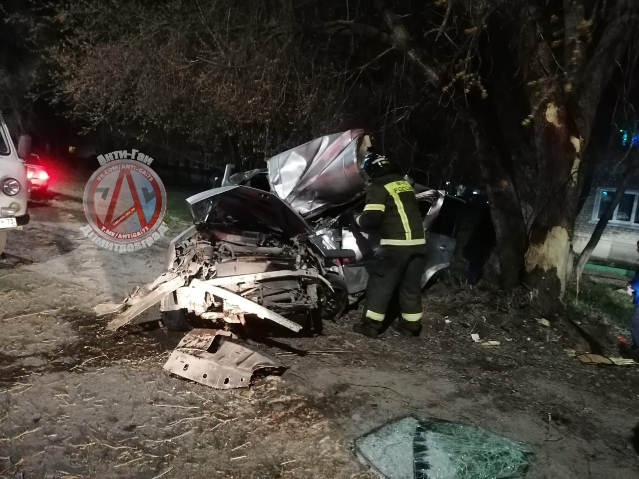 В Димитровграде на Куйбышева Ниссан врезался в дерево, три человека  госпитализированы. Фото Улпресса - все новости Ульяновска