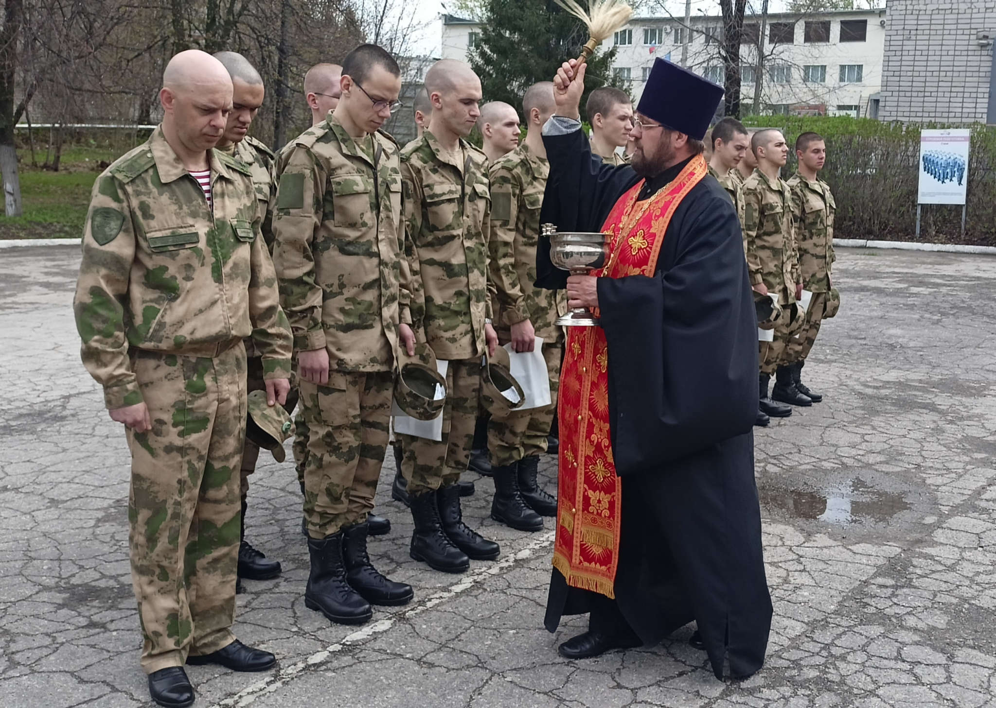 Ульяновских призывников окропили святой водой перед отправкой на службу  Улпресса - все новости Ульяновска