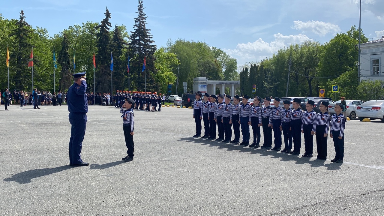 Порядка 700 школьников приняли участие в смотре строя и песни «Марш  Победы»: видео Улпресса - все новости Ульяновска