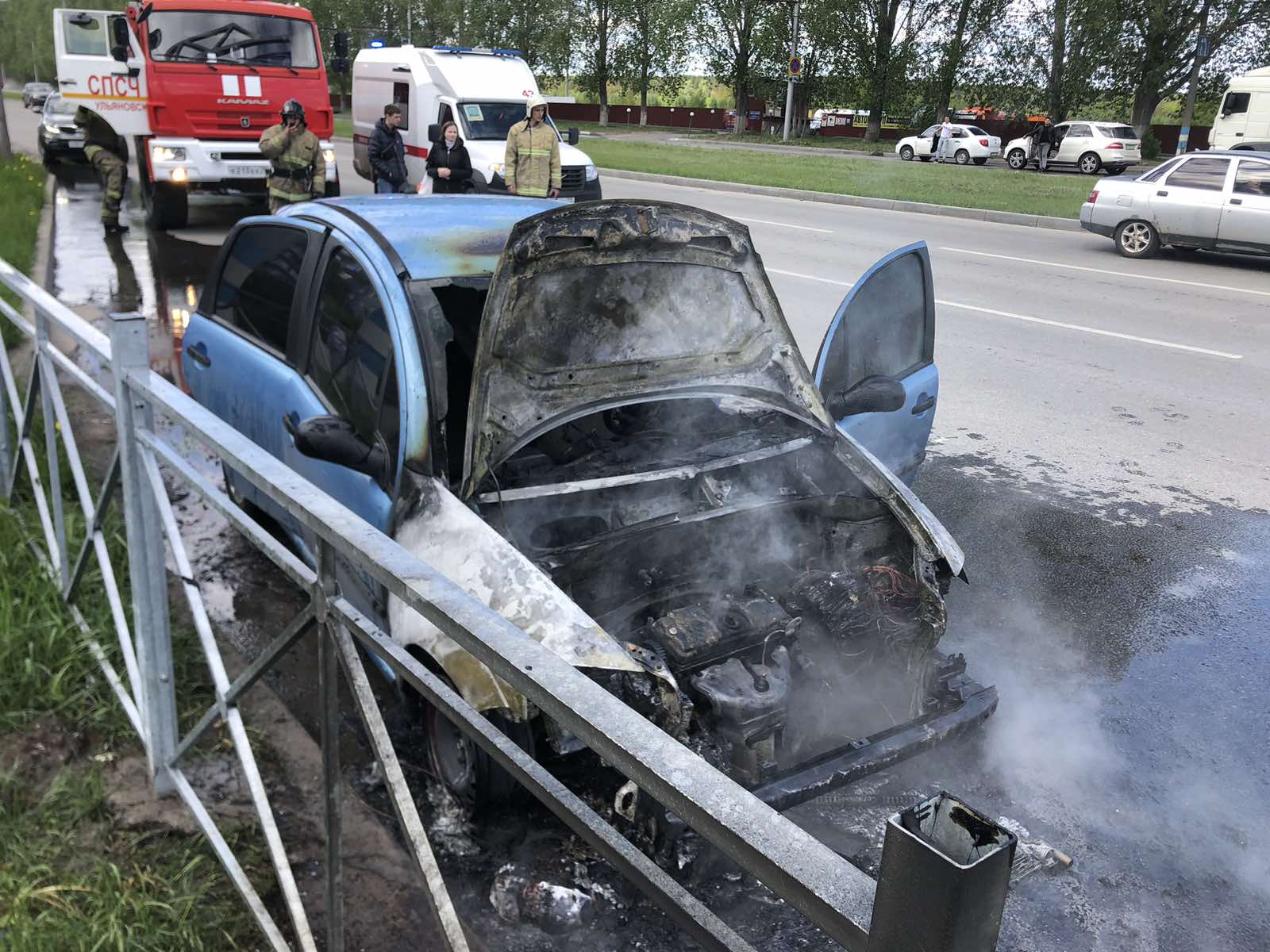 На проспекте Дружбы Народов вспыхнул автомобиль: видео Улпресса - все  новости Ульяновска