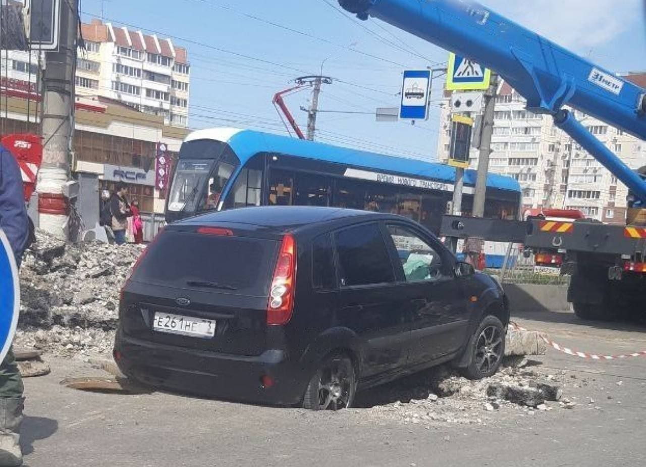 На Рябикова Форд въехал в дорожную яму: фото Улпресса - все новости  Ульяновска