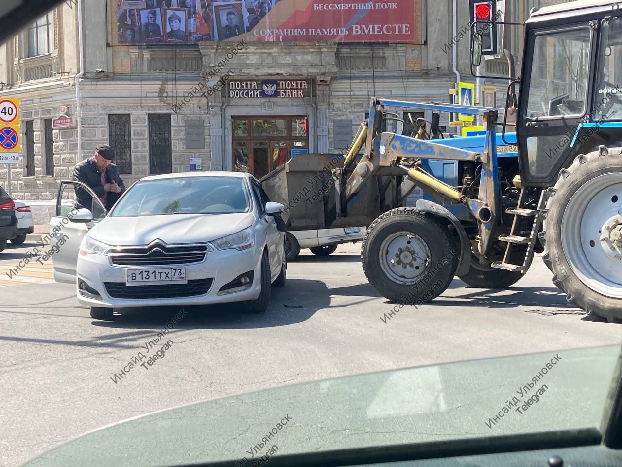 Около Главпочтамта трактор протаранил Ситроен: фото Улпресса - все новости  Ульяновска