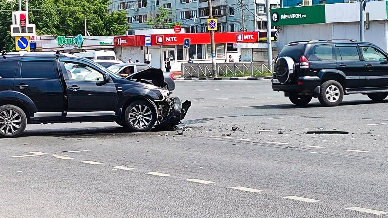 В Новом городе на перекрестке столкнулись Mitsubishi и маршрутка: фото  Улпресса - все новости Ульяновска