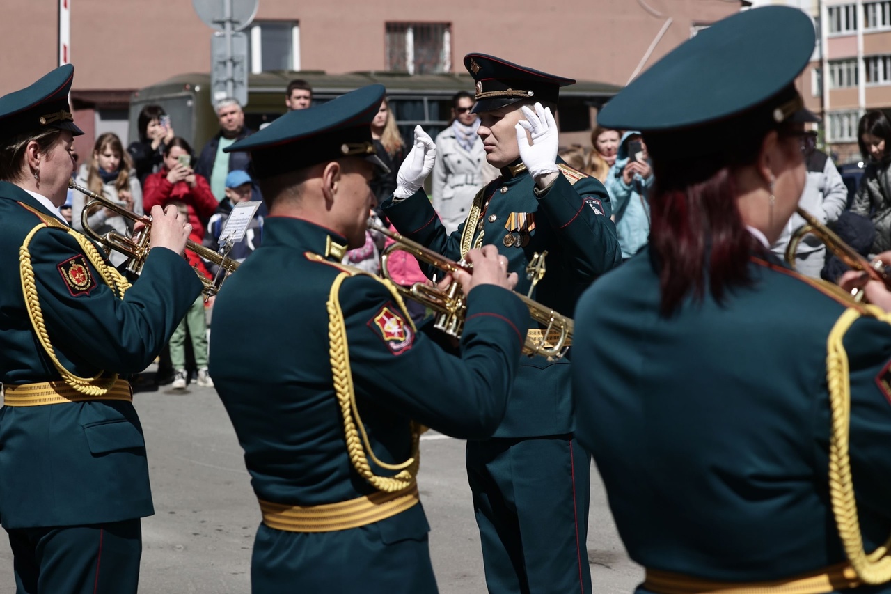 Персональный праздник. Ветеран Юрий Панаит принял парад возле дома и сыграл  на скрипке: фото Улпресса - все новости Ульяновска