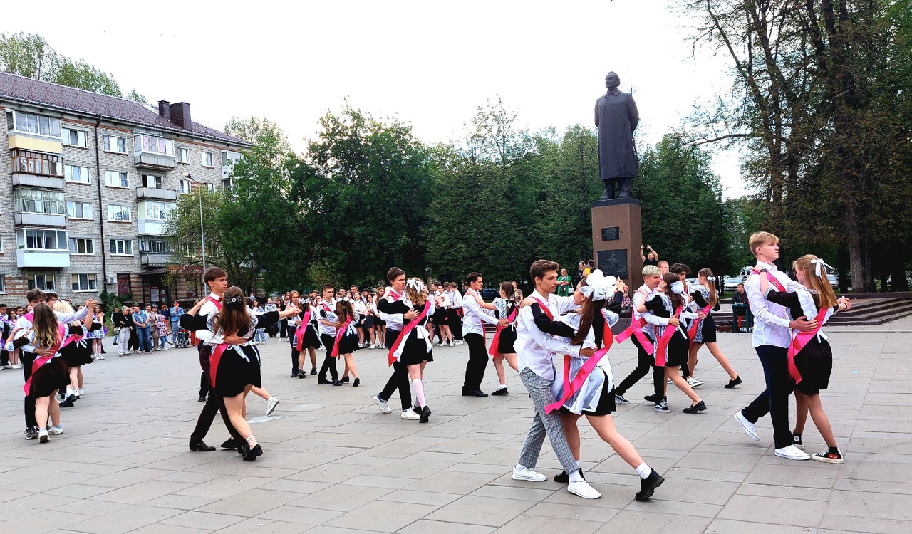 В Димитровграде в преддверии Дня города прошел фестиваль «Школьный вальс»:  видео Улпресса - все новости Ульяновска