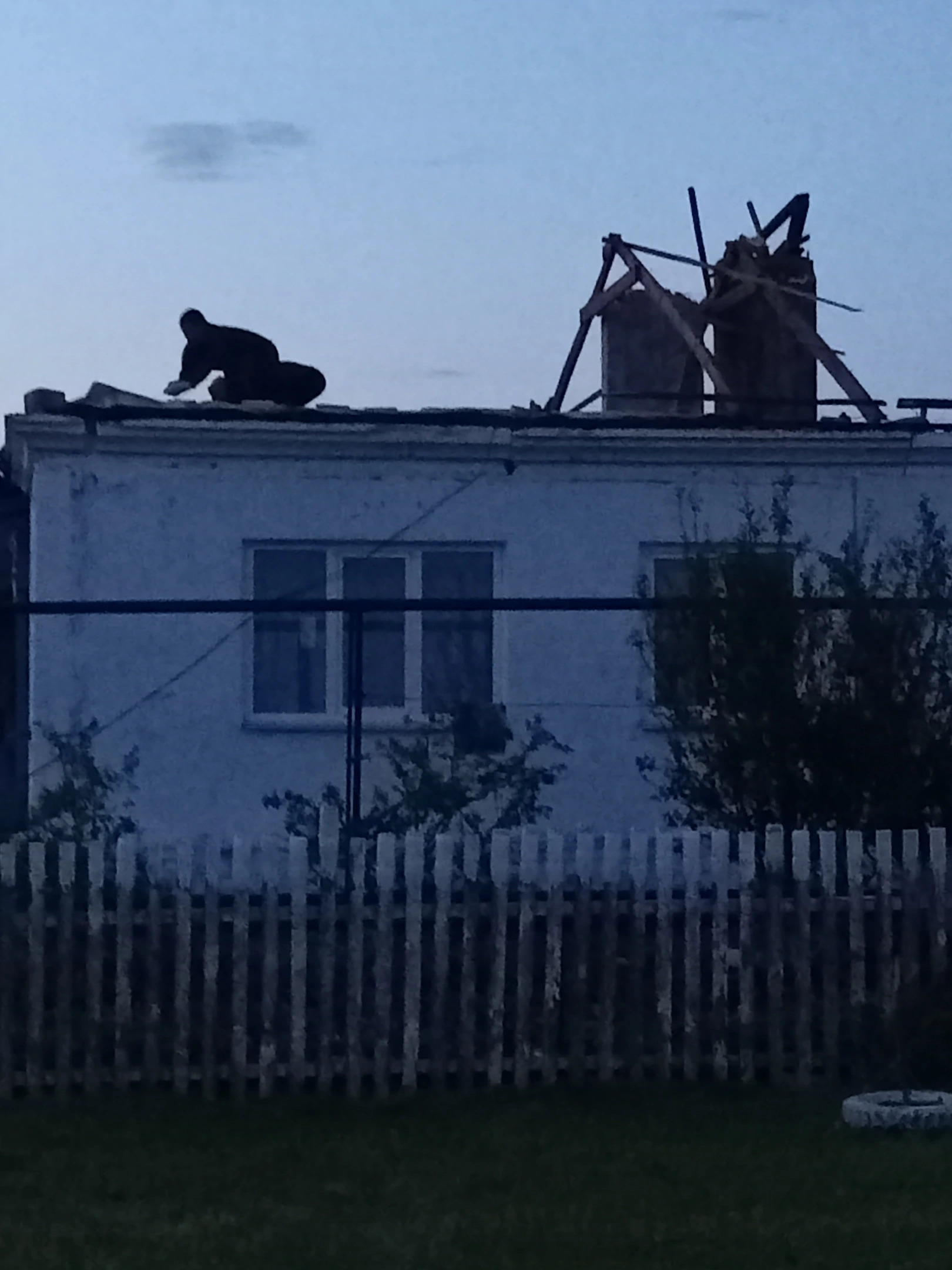 ветром снесло крышу дома
