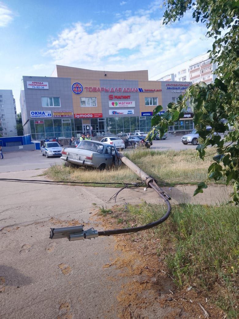 В Новом городе водитель Москвича сбил бетонный столб: фото Улпресса - все  новости Ульяновска