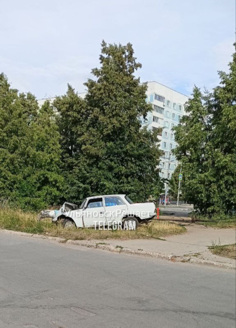 В Новом городе водитель Москвича сбил бетонный столб: фото Улпресса - все  новости Ульяновска